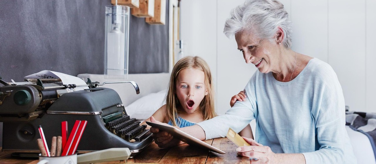 Großmutter mit Enkelin freuen sich über Zinsen